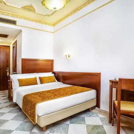 Imperial Palace Classical Hotel Θεσσαλονίκη Δωμάτιο φωτογραφία